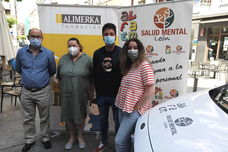 Pedro y Laura, usuarios de ALFAEM Salud Mental León, con sus asistentes personales.